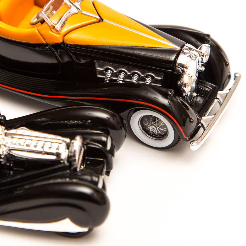 LOVE the exposed exhaust pipes coming out from the supercharged engine! Don’t mind the fingerprint on the hood cowl—such glossy paint!